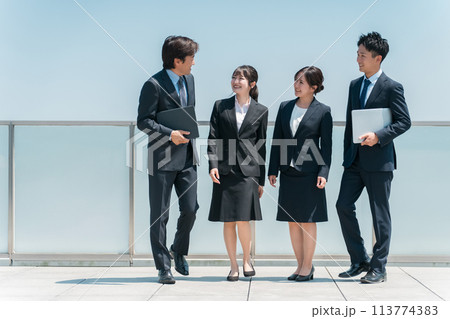 スーツを着たビジネスマン・会社員・企業・就職・転職(弁護士・税理士・会計士) スーツを着たビジネスマン・会社員・企業・就職・転職(弁護士・税理士・会計士) 113774383