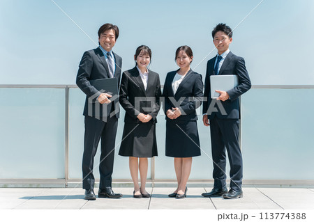スーツを着たビジネスマン・会社員・企業・就職・転職(弁護士・税理士・会計士) スーツを着たビジネスマン・会社員・企業・就職・転職(弁護士・税理士・会計士) 113774388