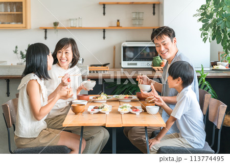 朝食を食べる家族・ファミリー(中学生・小学生) 朝食を食べる家族・ファミリー(中学生・小学生) 113774495
