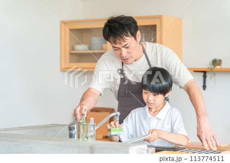 パパ・父親の手伝いでお皿洗いをする息子・男の子 113774511