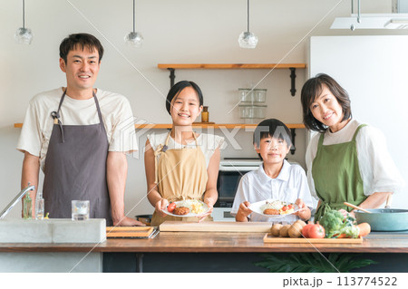 家のキッチンで子供と一緒に料理・クッキング・お手伝いする子供と夫婦・親子・家族 113774522