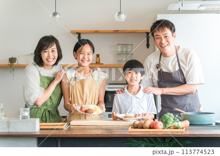 家のキッチンで子供と一緒に料理・クッキング・お手伝いする子供と夫婦・親子・家族 113774523