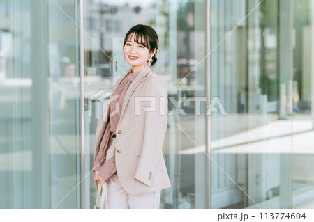 都会のオフィス街を歩く若いアジア人ビジネスウーマン 113774604