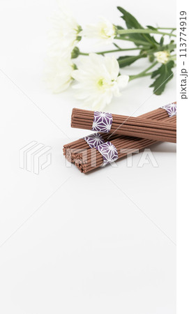 お線香と白い菊 113774919