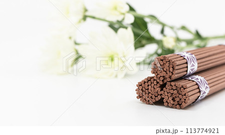 お線香と白い菊 お線香と白い菊 113774921