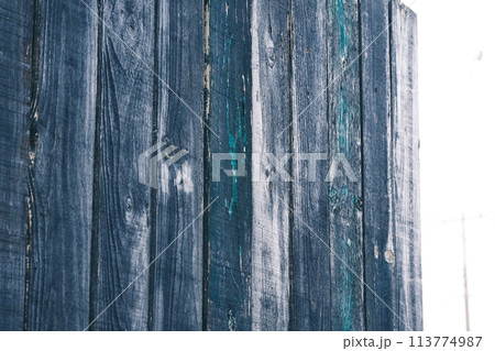 青いペンキの塗られた塀 113774987