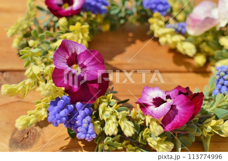 ロータスブリムストーンと春の花のリース　　 113774996