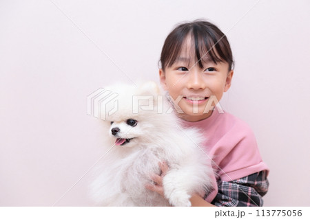 愛犬ポメラニアンと遊ぶ女の子 113775056