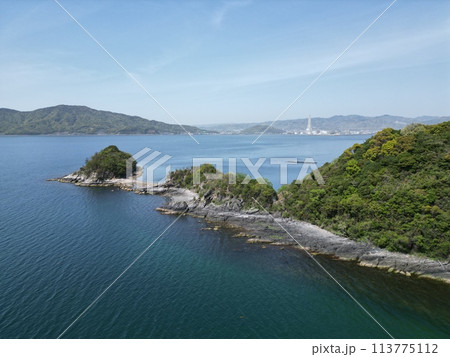 島の岬をドローン空撮 干潮にて離れ小島が陸続き 島の岬をドローン空撮 干潮にて離れ小島が陸続き 113775112