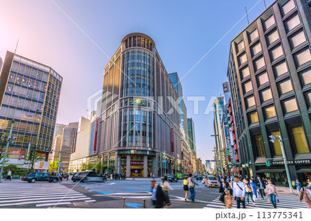 日本の東京都市景観 4月。「三越前駅」前。日本橋三越や日本橋北詰の交差点などを望む＝19日 113775341