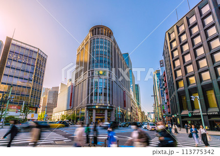 日本の東京都市景観 4月。「三越前駅」前。日本橋三越や日本橋北詰の交差点などを望む=19日 日本の東京都市景観 4月。「三越前駅」前。日本橋三越や日本橋北詰の交差点などを望む=19日 113775342