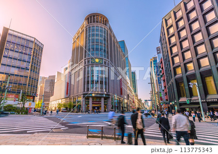 日本の東京都市景観 4月。「三越前駅」前。日本橋三越や日本橋北詰の交差点などを望む＝19日 113775343