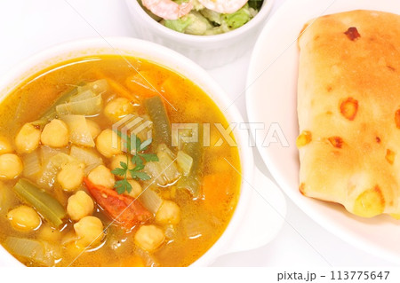 ネパール風　豆カレー　スープカレー　明るい背景 113775647