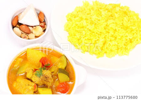 ネパール風スープカレー ズッキーニ ジャガイモ チキン 黄色いライス 明るい背景 ネパール風スープカレー ズッキーニ ジャガイモ チキン 黄色いライス 明るい背景 113775680