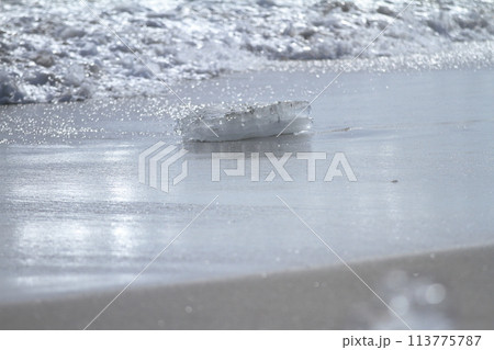 波打ち際で光り輝く大津海岸のジュエリーアイス 113775787