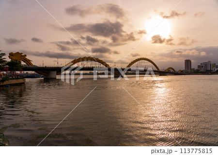 ベトナム・ダナンのドラゴンブリッジ 夕暮れ ベトナム・ダナンのドラゴンブリッジ 夕暮れ 113775815