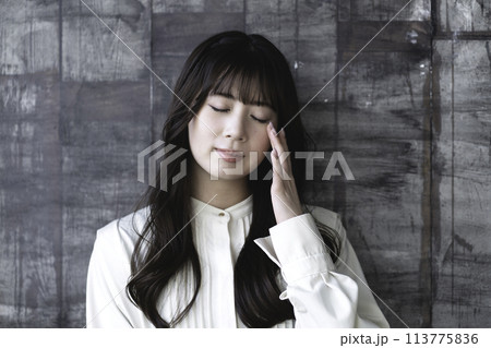 悲しむ若い女性 悲しむ若い女性 113775836
