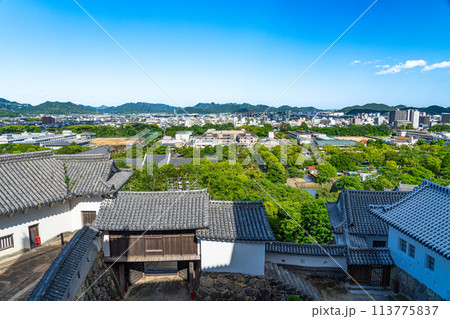 【世界遺産 姫路城】【日本100名城】大天守からみたとの一門と姫路市街東部　兵庫県姫路市 113775837