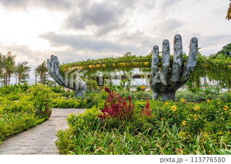 ダナン・フラワーロードのミニチュアゴールデンブリッジ 113776580