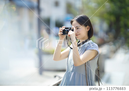 カメラ女性　旅行　一人旅 113776883