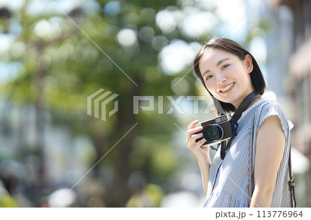 カメラ女性 旅行 一人旅 カメラ女性 旅行 一人旅 113776964