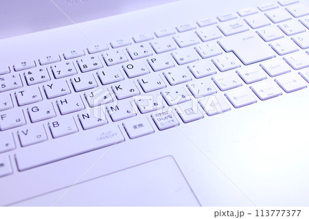 シンプルなキーボード 113777377