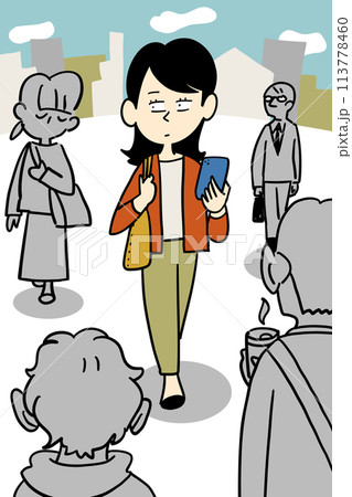 行き交う人々の中を歩く女性 113778460