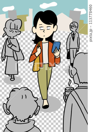 行き交う人々の中を歩く女性 113778460