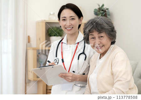 女性看護師　訪問看護　在宅医療 113778508
