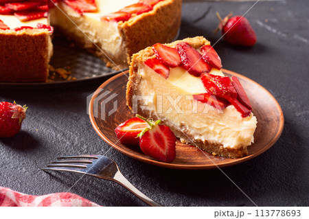 Strawberry cheesecake New York with mint 113778693