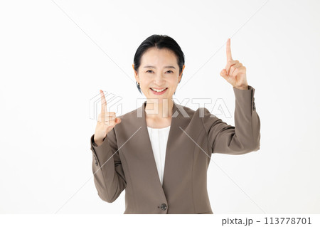 スーツ姿のミドル女性 113778701