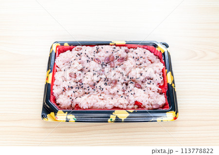 パックに入った赤飯 113778822