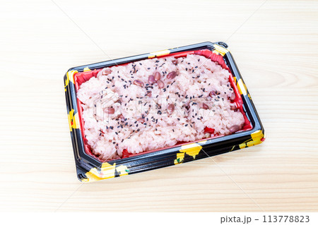パックに入った赤飯 113778823