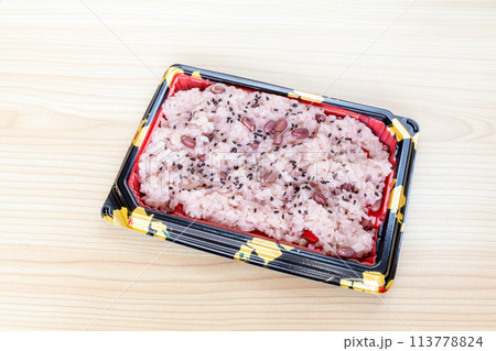 パックに入った赤飯 パックに入った赤飯 113778824