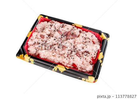 パックに入った赤飯【白背景・切り抜き】 113778827