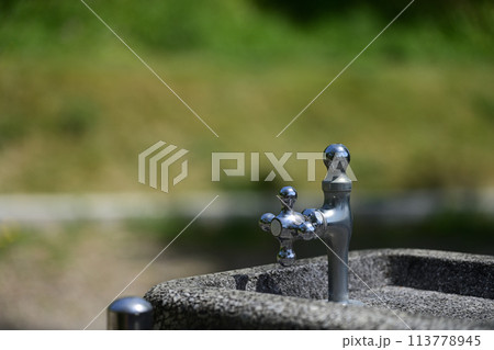 公園にある水飲み場の水栓 公園にある水飲み場の水栓 113778945