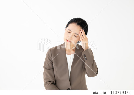 スーツ姿のミドル女性 113779373