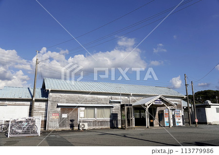 青空と懐かしい駅舎 113779986
