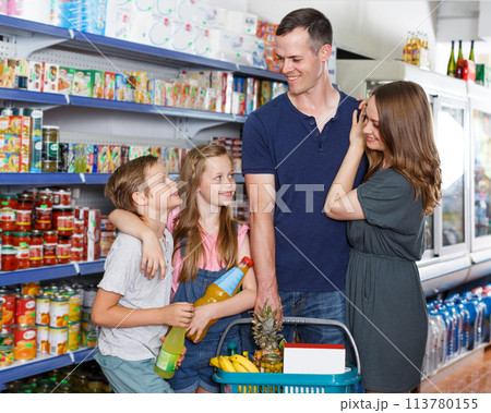 marrieds with kids and cart with food marrieds with kids and cart with food 113780155