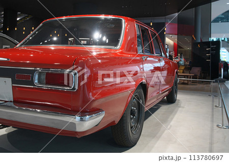ショールームに展示されている真赤なスカイライン2000GTR 113780697