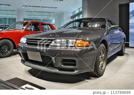 ショールームに展示されているスカイラインGTR 113780699