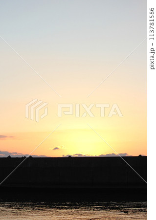 2024年の堤防の初日の出です(堤防の向こうは紀伊水道) 2024年の堤防の初日の出です(堤防の向こうは紀伊水道) 113781586