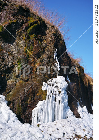 初冬の黄金道路脇にある凍ったフンベの滝 初冬の黄金道路脇にある凍ったフンベの滝 113782322