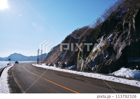 初冬の黄金道路脇にある凍ったフンベの滝の駐車エリア 113782326