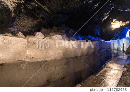 真夏でも氷を保存することができるくらい涼しい、鳴沢氷穴の風景 113782438