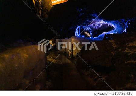 真夏でも氷を保存することができるくらい涼しい、鳴沢氷穴の風景 113782439