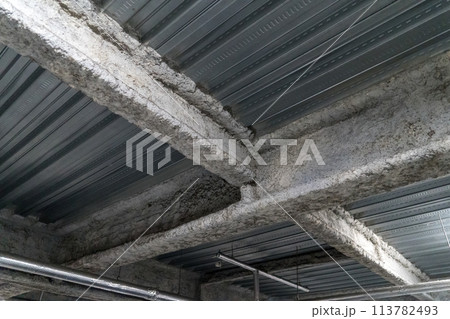 天井の鉄骨に吹き付けられたアスベスト 113782493