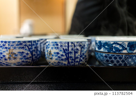 並んだ緑茶の茶飲み茶わん 並んだ緑茶の茶飲み茶わん 113782504