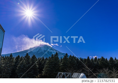 山頂の雪が溶けて冷気が広がっている富士山の様子 113782531