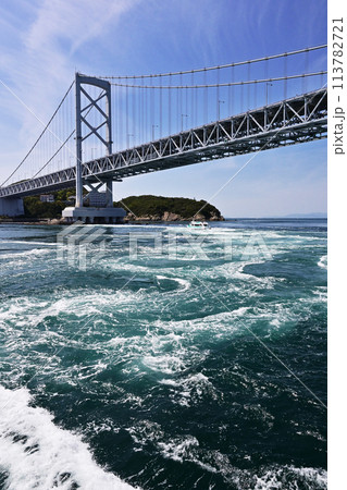 観潮船から見た渦潮と大吊り橋　鳴門海峡の渦潮　鳴門のうず潮　人気観光スポット 113782721